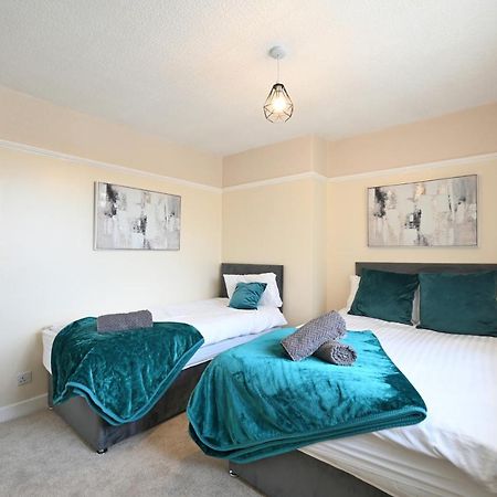 Вилла Sleek And Stylish 3 Bed In Bolton - Garden - Parking Экстерьер фото