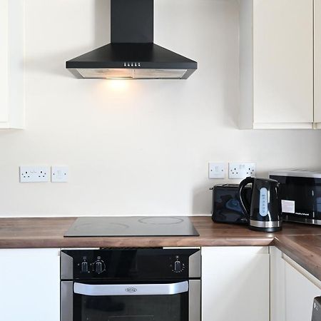 Вилла Sleek And Stylish 3 Bed In Bolton - Garden - Parking Экстерьер фото