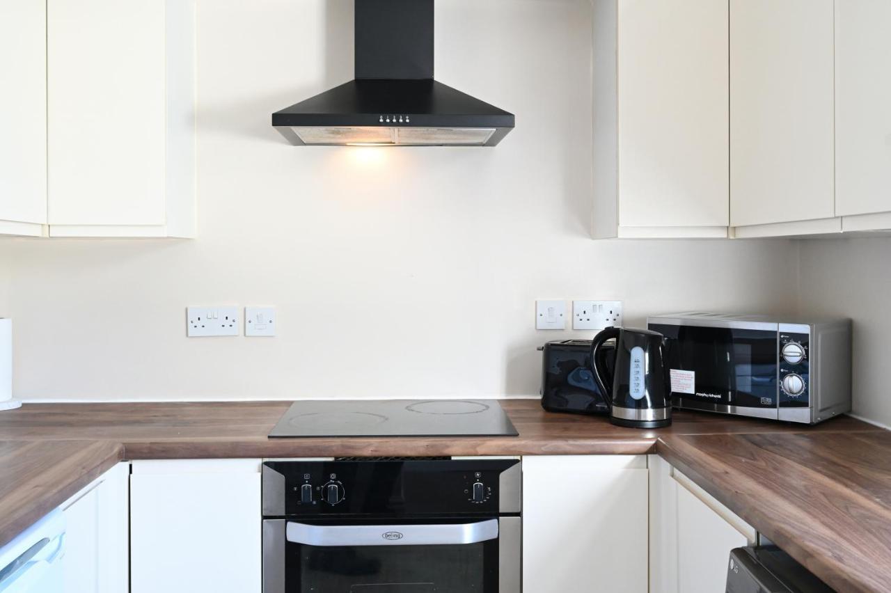Вилла Sleek And Stylish 3 Bed In Bolton - Garden - Parking Экстерьер фото