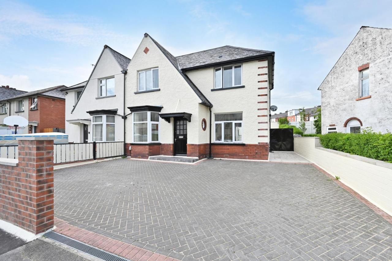 Вилла Sleek And Stylish 3 Bed In Bolton - Garden - Parking Экстерьер фото