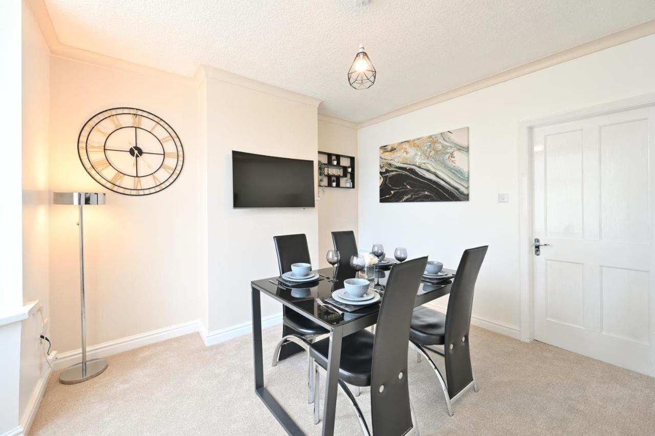 Вилла Sleek And Stylish 3 Bed In Bolton - Garden - Parking Экстерьер фото