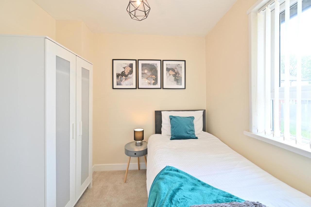 Вилла Sleek And Stylish 3 Bed In Bolton - Garden - Parking Экстерьер фото
