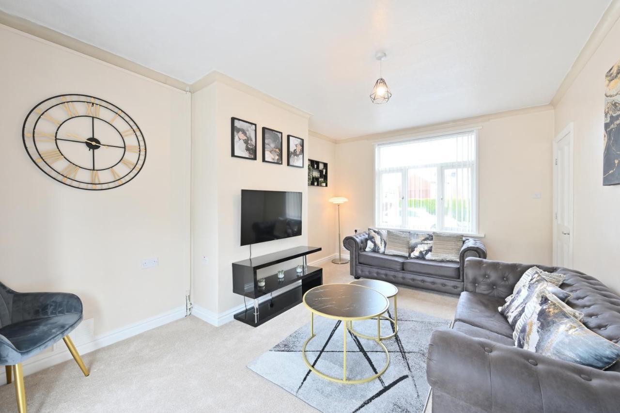 Вилла Sleek And Stylish 3 Bed In Bolton - Garden - Parking Экстерьер фото