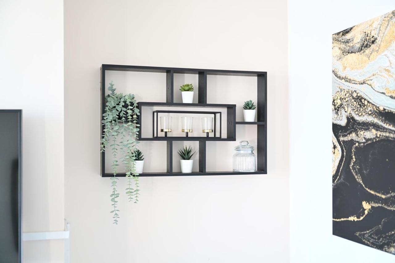 Вилла Sleek And Stylish 3 Bed In Bolton - Garden - Parking Экстерьер фото