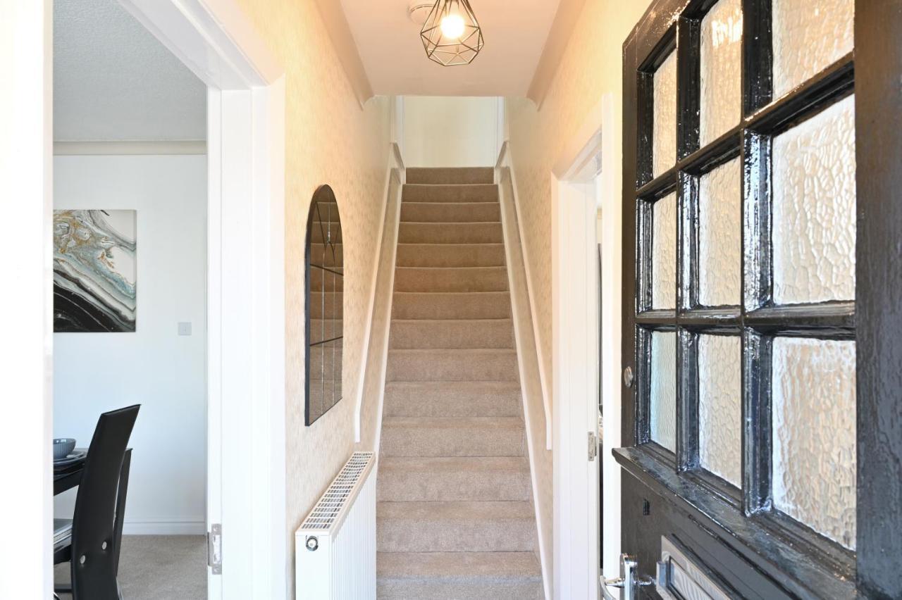Вилла Sleek And Stylish 3 Bed In Bolton - Garden - Parking Экстерьер фото